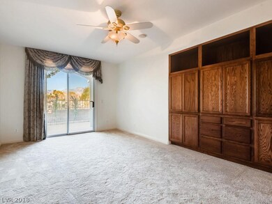 Brand new carpet in master 1-look at the beautiful