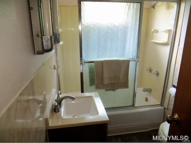 Upstiairs Full Bath
