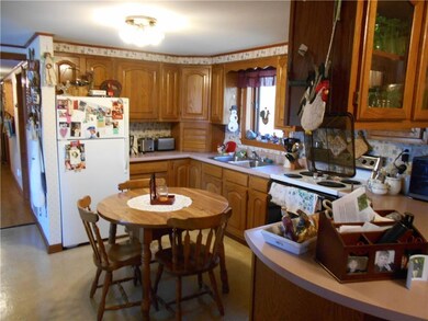 Nice Kitchen w lots of cabinets and...
