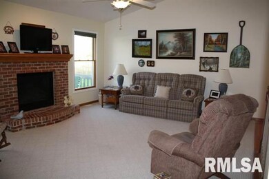 3212 Fieldcrest Dr, Davenport, IA 52806 - photo 3