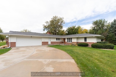 2516 Arrowhead Rd, Grand Island, NE 68801 - photo 2