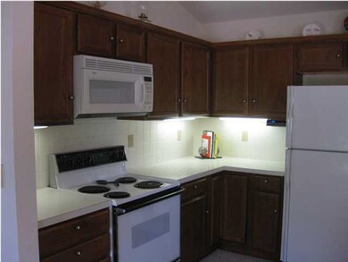 Spacious kitchen with lots of cabinets