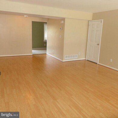 5820 Richardson Mews Square, Halethorpe, MD 21227 - photo 3