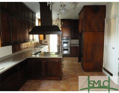 Kitchen. Large Eat-in Kitchen.