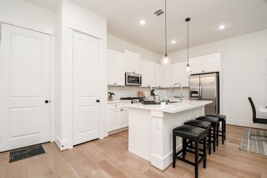 304 Cyclamen St, Houston, TX 77018 - photo 7