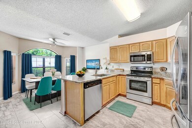 Kitchen w table