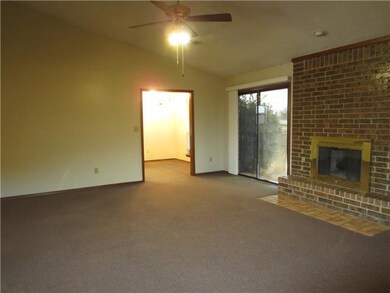 913 Leafhurst Rd, Moore, OK 73160 - photo 2