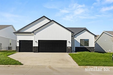 9425 Emilia Ln, West Des Moines, IA 50266 - photo 2