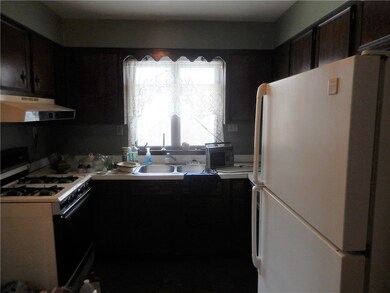 Fully equipped eat-in kitchen