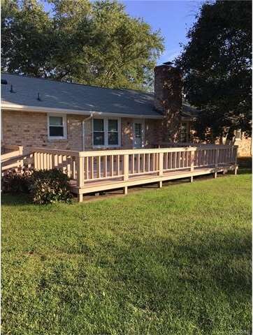 Large rear deck great for entertaining.