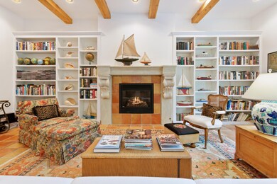 07_4160HillsideTr_165_LivingRoom_HiRes