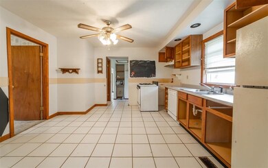 1110 N Kickapoo St, Lincoln, IL 62656 - photo 3