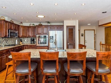 Beautifully upgraded kitchen, granite, SS appliances