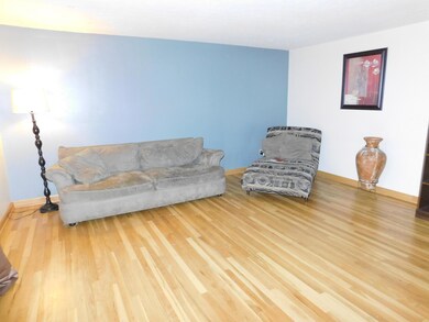 1136 Holly Hill Dr, Columbus, OH 43228 - photo 2