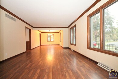 1527 SW Ward Pkwy, Topeka, KS 66604 - photo 7