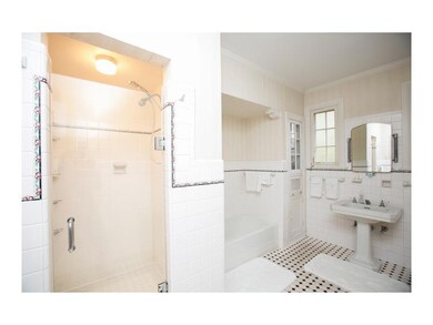 Bath. 1728-30 Gentilly - Bathroom