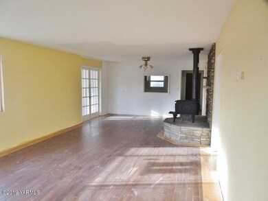 561-958217-living room (6)