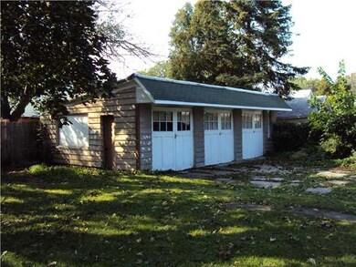 Parking Lot/Garage 3 CAR GARAGE WITH UTILITIES