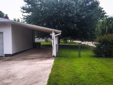 912 W San Martin St, Bolivar, MO 65613 - photo 5