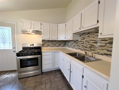 1539 Amarillo Dr, Carpentersville, IL 60110 - photo 4