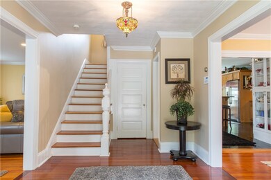 Beautiful & Inviting Foyer