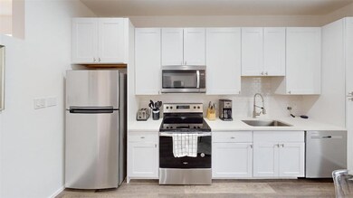 Kitchen featuring tasteful backsplash, white cabin