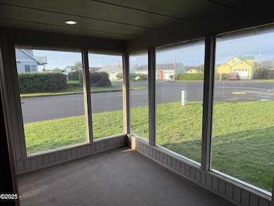 953 SW 7th St, Newport, OR 97365 - photo 2