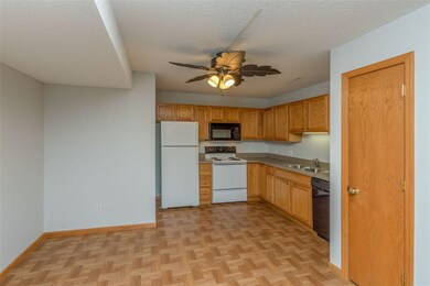 3000 Wilson Ave SW unit 3, Cedar Rapids, IA 52404 - photo 2