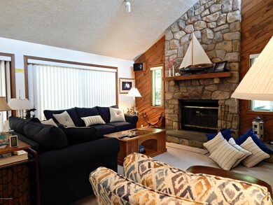 6121 Lakeview Dr, Pocono Pines, PA 18350 - photo 4