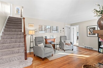 977 Crest Ln, Carnegie, PA 15106 - photo 2