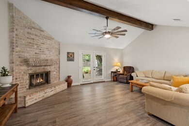 1304 Edinburgh Dr, Friendswood, TX 77546 - photo 5