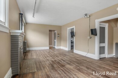 Living Room Photo 3