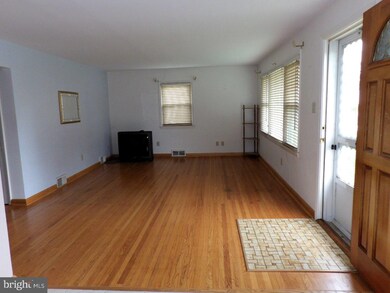 623 Glencroft Cir, Folcroft, PA 19032 - photo 2