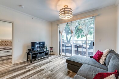 Living room with a wealth of natural light, crown 