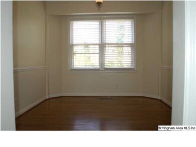 Dining room with large window - spacious and brigh