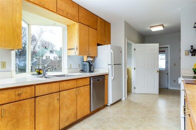 25 Pleasant St, Essex Junction, VT 05452 - photo 7