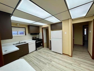 20844 Frazho St, Saint Clair Shores, MI 48081 - photo 5