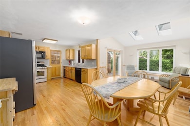 Kitchen/Dining area
