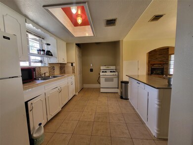 8847 Rutherford Ln, Houston, TX 77088 - photo 6