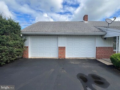 305 Lyman Ave, Womelsdorf, PA 19567 - photo 3