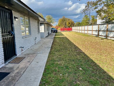 5136 Mallow St unit B, Houston, TX 77033 - photo 2