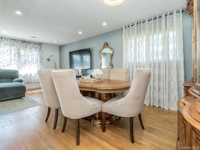 53 Maple St, Roslyn Heights, NY 11577 - photo 5