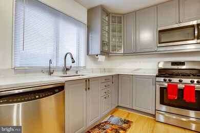 9518 Miranda Ct, Fairfax, VA 22031 - photo 6