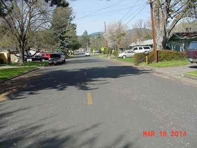1126 SW Spruce St, Grants Pass, OR 97526 - photo 2