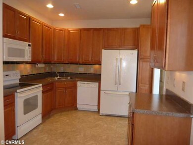 Kitchen - Maytag & GE appliances convey. Decorativ