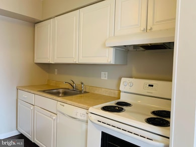 8875 Tamebird Ct, Columbia, MD 21045 - photo 4