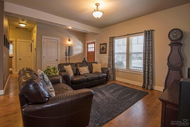 927 NW 17th St, Redmond, OR 97756 - photo 3