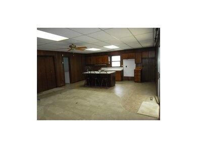 What a great open family kitchen with Island to ha
