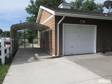 1837 W 36th St, Davenport, IA 52806 - photo 2