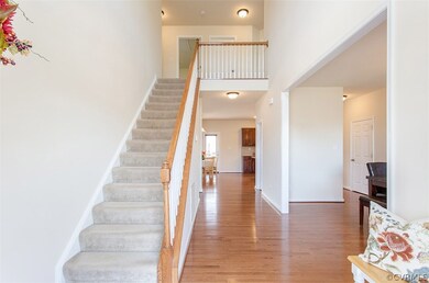 2 story foyer entry is open to the second floor la